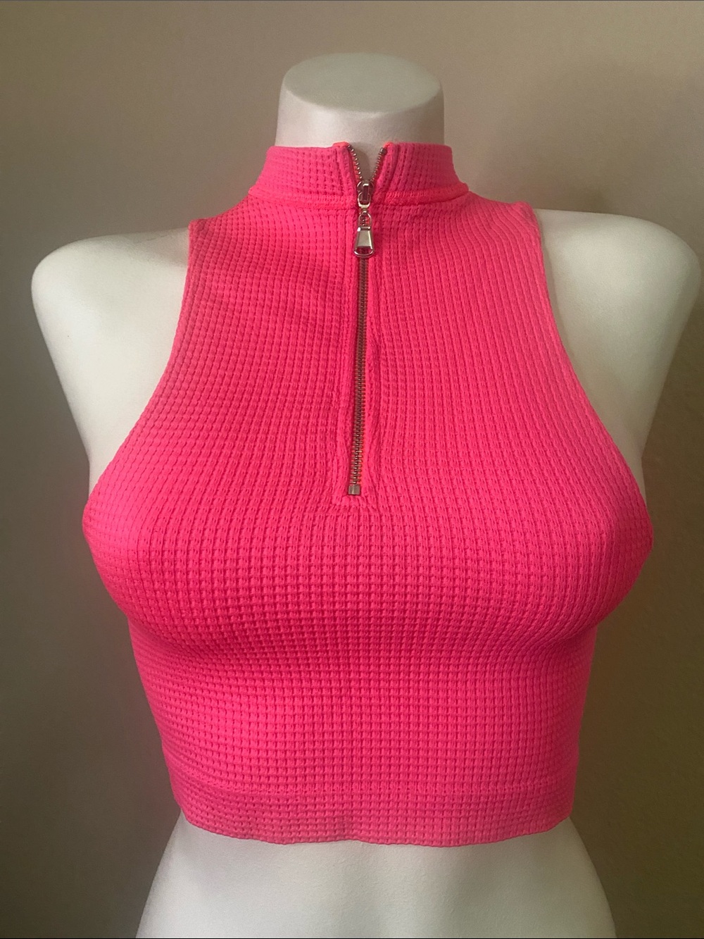 Out Fron Under Urban Outfitters Pink Ribbed Zip Mock Neck Crop sport Top M/L💕